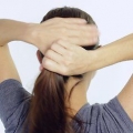 Alza i capelli con una matita