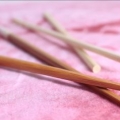 Alza i capelli con le bacchette