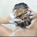 Raddrizza i capelli con una piastra