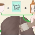 Tingi i capelli con tè, caffè ed erbe aromatiche