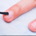 Fai crescere le unghie più velocemente e mantieni le mani morbide