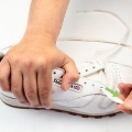 Pulisci i lacci delle scarpe