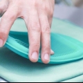 Rimuovere la gomma da masticare dalla polvere