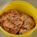 Strofina il pollo con una miscela secca