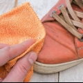 Riparazione di graffi su scarpe in finta pelle