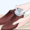 Rendere le scarpe di pelle più spaziose