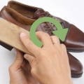 Pulizia delle scarpe di cuoio