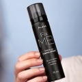 Usando uno spray fissante per il trucco