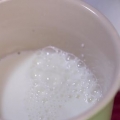 Montare il latte a mano per un cappuccino