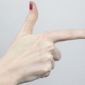 Fai una fionda con la mano e un elastico