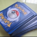Giocare con le carte pokemon