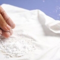 Rimuovere le macchie di olio con il bicarbonato di sodio