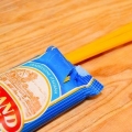 Fare la pasta al sugo di alfredo da un barattolo