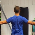 Fai esercizi di stretching per le spalle