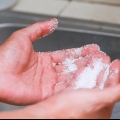 Togli la supercolla dalle mani con il sale