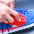 Pulizia delle scarpe da ginnastica puzzolenti