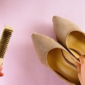 Pulizia delle scarpe di camoscio