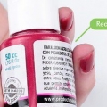 Mescolare la vernice per ottenere il colore rosa