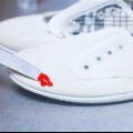 Rimuovere la vernice dalle scarpe di tela