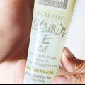 Usando l'olio di vitamina e per i tuoi capelli