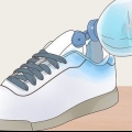 Togliere le macchie dai jeans dalle scarpe