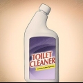 Pulizia delle fughe con detergente per wc