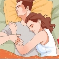 Impedisci al tuo braccio di rimanere impigliato mentre ti coccoli a letto