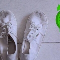 Pulizia delle scarpe di tela bianche