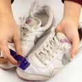 Pulizia delle scarpe di pelle bianca