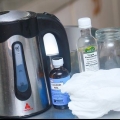Lubrificare l'olio di ricino tra i capelli