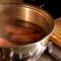 Grigliare la salsiccia sul barbecue