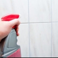 Rimuovere i residui di sapone dalle piastrelle