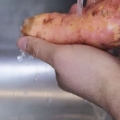 Preparazione della patata dolce al microonde