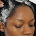 Fornire capelli crespi rilassati