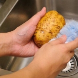 Cuocere le patate in una pentola a pressione