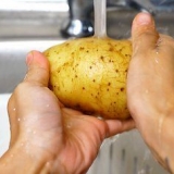 Preparazione delle patate al barbecue