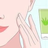 Usando il gel di aloe vera sul viso