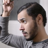 Come un uomo raddrizza i capelli