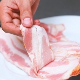 Cuocere la pancetta