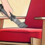 Pulire la tappezzeria con un pulitore a vapore