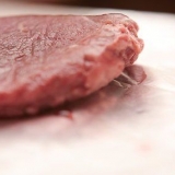 Cuocere la bistecca in una casseruola