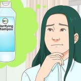 Rimuovi la tintura blu o verde dai capelli senza decolorarli