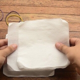 Fare fiori con la carta igienica
