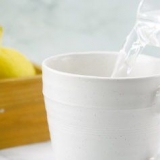 Prepara il tè al limone