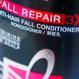 Metti il ​​balsamo tra i capelli