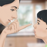 Mettere le lenti a contatto negli occhi del bambino