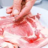 Controllare se una bistecca è cotta con il finger test