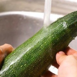 Grattugiare le zucchine