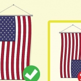 Appendendo la bandiera americana in verticale