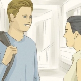 Capire il linguaggio del corpo degli uomini che flirtano